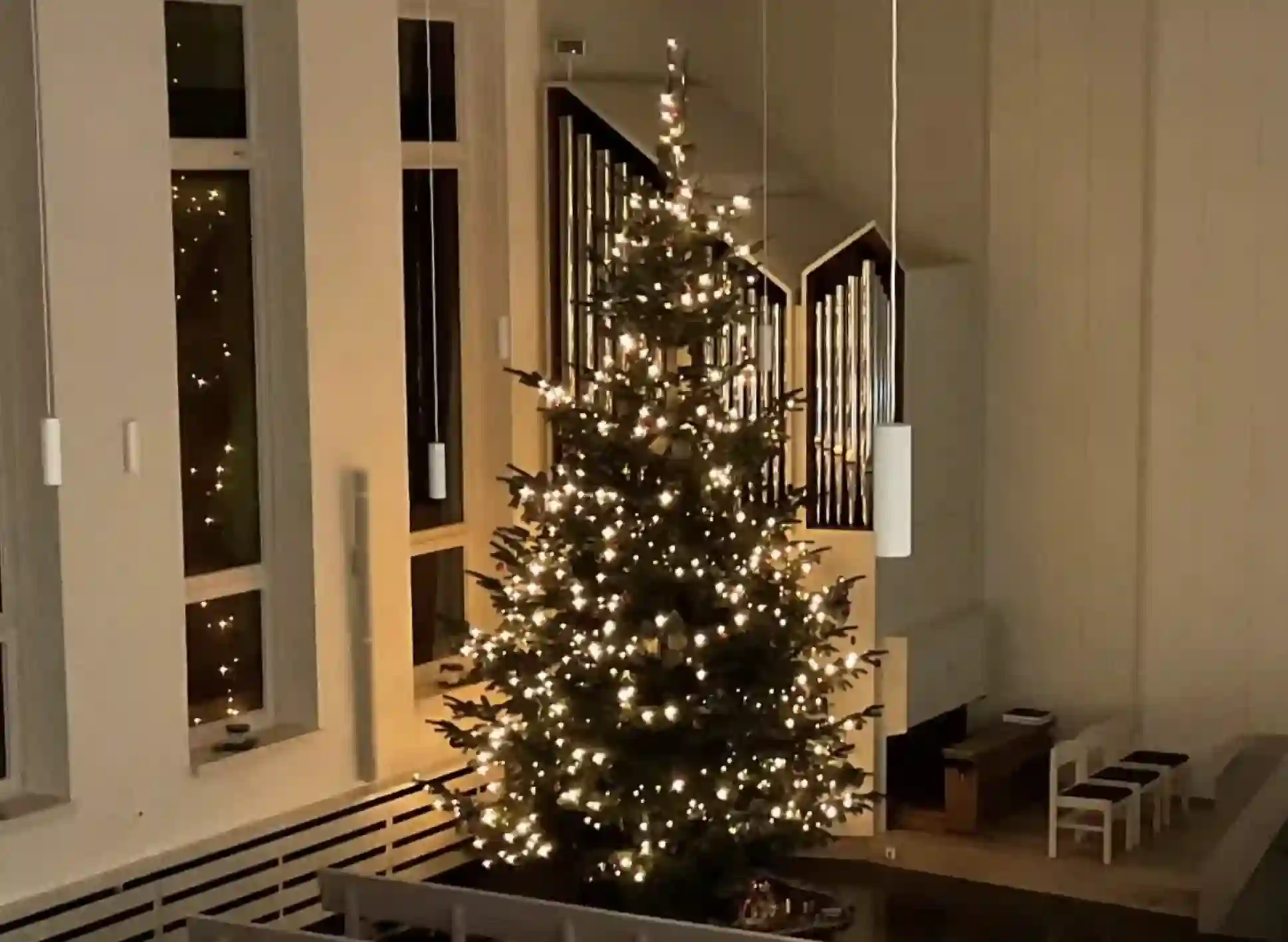 Weihnachtsbaum im Kirchenschiff